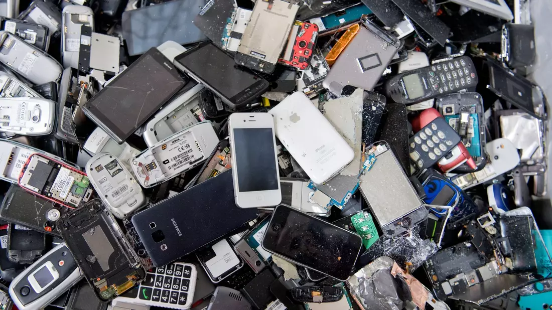 Alte Handys und Smartphones vor dem Schreddern. - Bild: Julian Stratenschulte/dpa