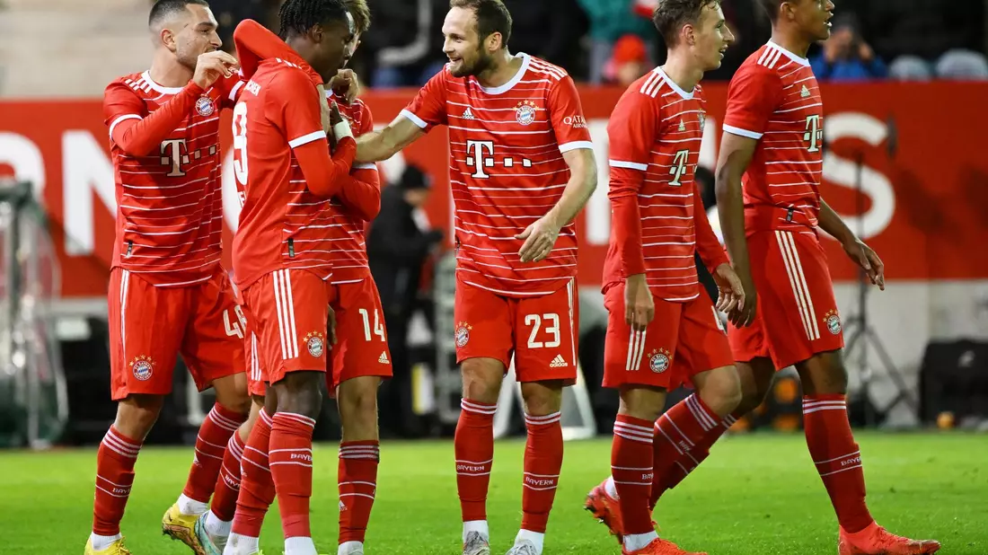 Da war die Bayern-Welt noch in Ordnung: Oliver Kahn (l) und Hasan Salihamidzic (r) präsentierten Ende März Thomas Tuchel als neuen Cheftrainer. - Bild: Angelika Warmuth/dpa