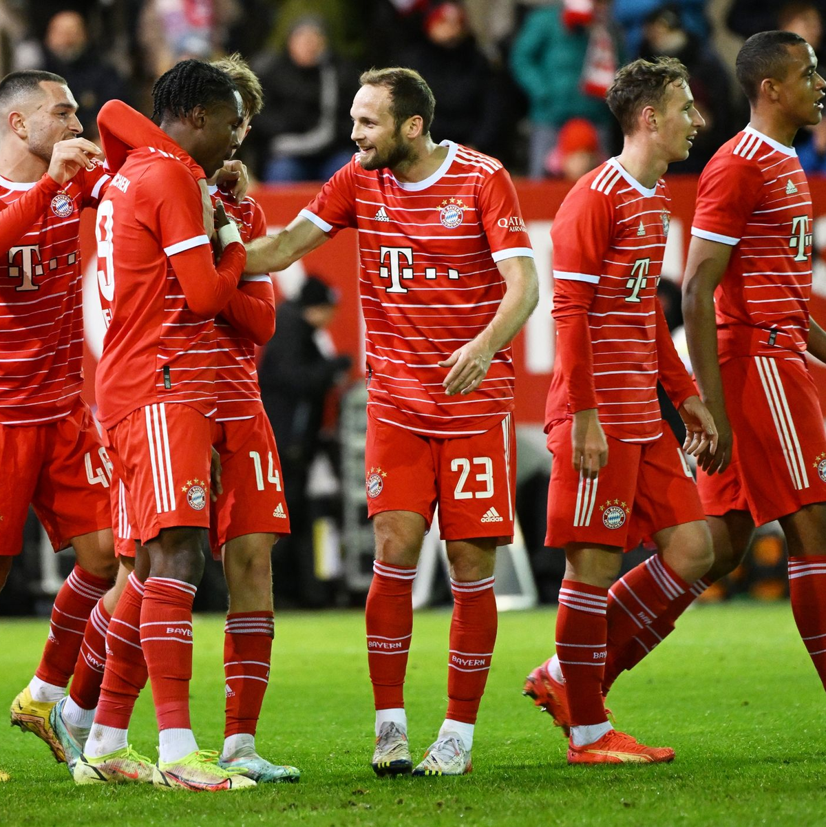 Vereinsmitglieder verfolgen die Jahreshauptversammlung des FC Bayern München. - Foto: Angelika Warmuth/dpa