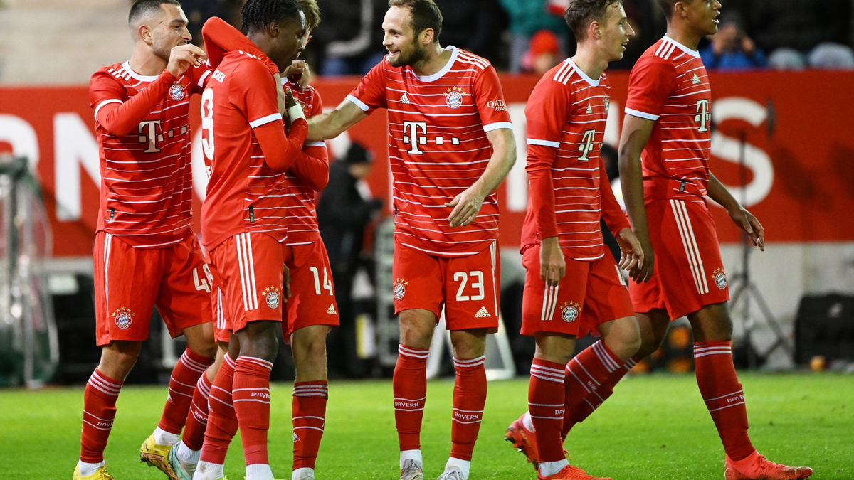 Da war die Bayern-Welt noch in Ordnung: Oliver Kahn (l) und Hasan Salihamidzic (r) präsentierten Ende März Thomas Tuchel als neuen Cheftrainer. - Foto: Angelika Warmuth/dpa