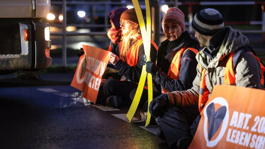Menschen demonstrieren gegen den Rechtsruck. - Bild: Oliver Berg/dpa