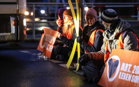 Menschen demonstrieren gegen den Rechtsruck. - Foto: Oliver Berg/dpa