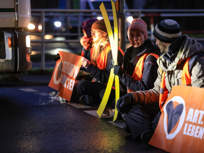 Menschen demonstrieren gegen den Rechtsruck. - Foto: Oliver Berg/dpa