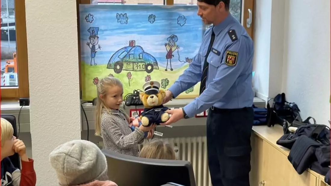 POL-OS: Geschenkaktion: Polizei bringt Kinderaugen zum Leuchten - Bild: presseportal.de