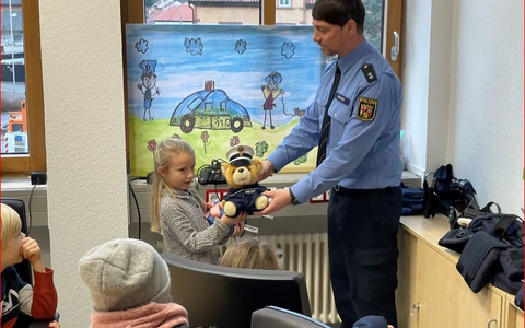 POL-OS: Geschenkaktion: Polizei bringt Kinderaugen zum Leuchten - Foto: presseportal.de