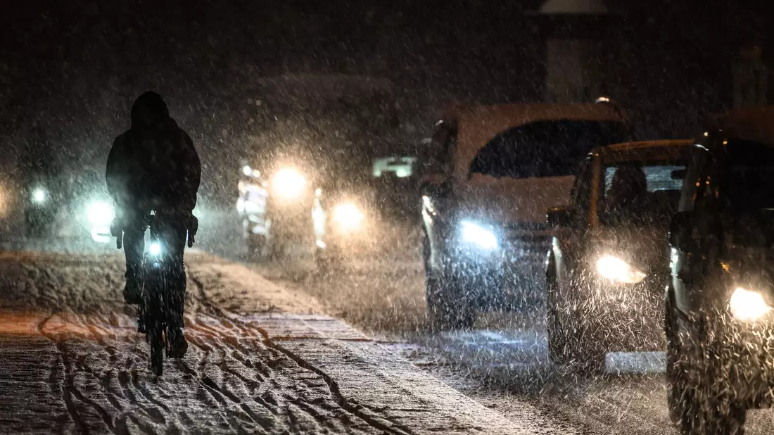 Die Wiesen am Elbufer vor der historischen Altstadt von Dresden sind mit Schnee bedeckt. - Bild: Robert Michael/dpa