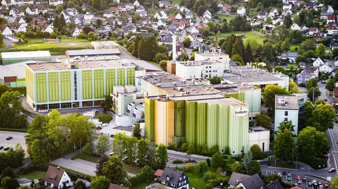 Krombacher hebt die Preise für Flaschenbier und für Fassbier zum Herbst hin an. (Archivbild) - Bild: Matthias Schaefer/Krombacher/dpa
