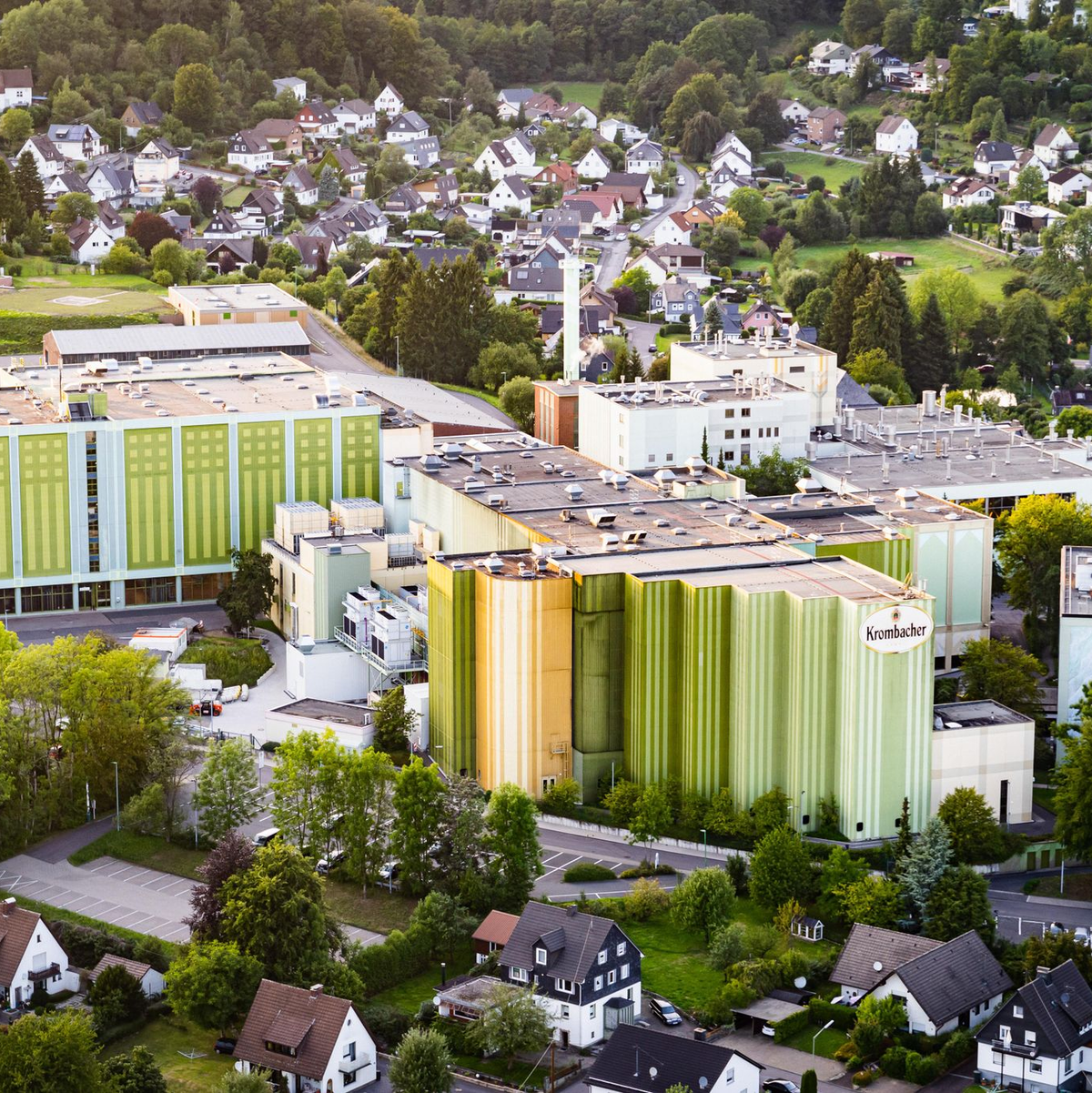Krombacher hebt die Preise für Flaschenbier und für Fassbier zum Herbst hin an. (Archivbild) - Foto: Matthias Schaefer/Krombacher/dpa