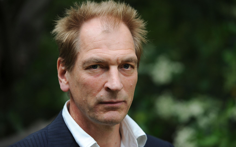 Die Suche nach Julian Sands hält an. - Foto: Richard Shotwell/Invision/dpa