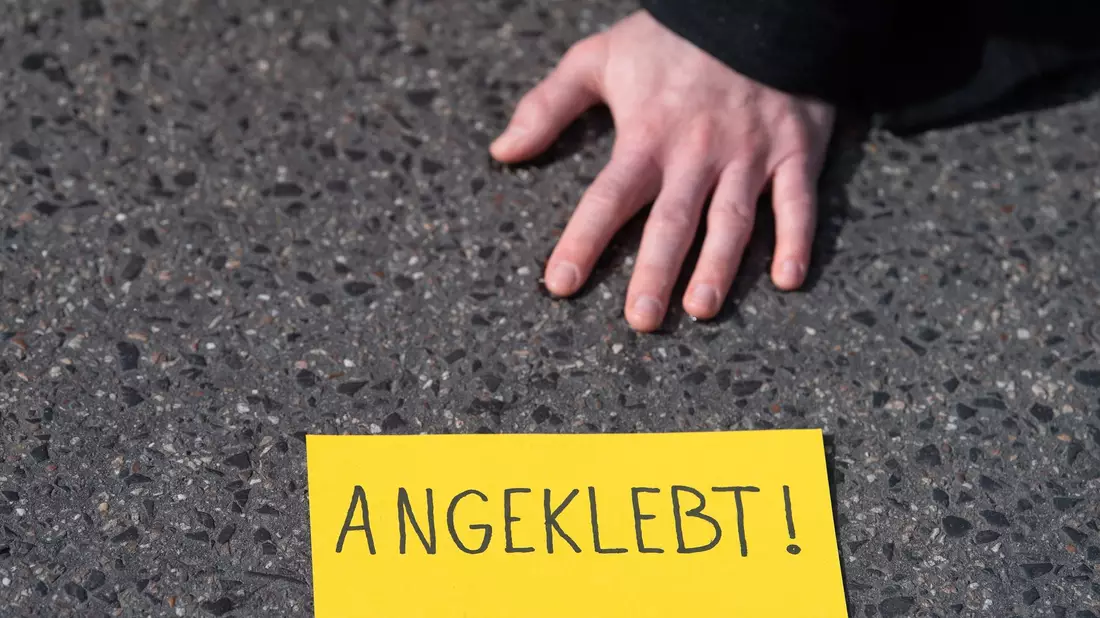 Klimaaktivisten während einer Protestaktion an Commerzbank-Zentrale in Frankfurt (Archivbild). - Bild: Sebastian Gollnow/dpa