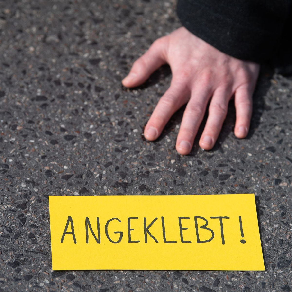 Klimaaktivisten während einer Protestaktion an Commerzbank-Zentrale in Frankfurt (Archivbild). - Foto: Sebastian Gollnow/dpa