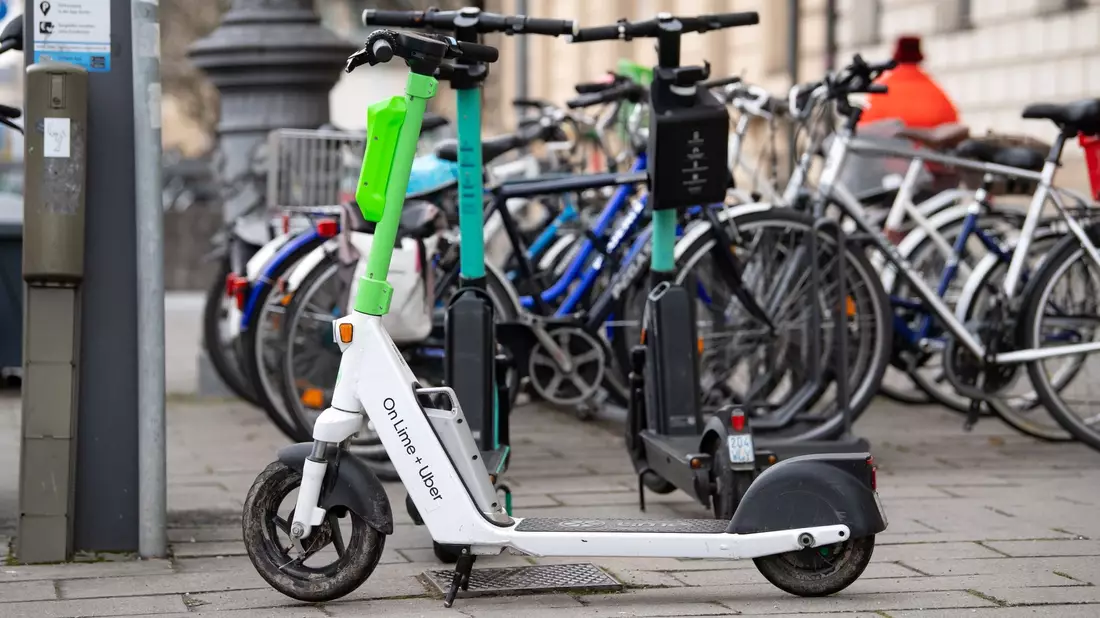 E-Scooter von Lime, Tier und Bolt stehen in Berlin auf einem Gehweg. - Bild: Sven Hoppe/dpa