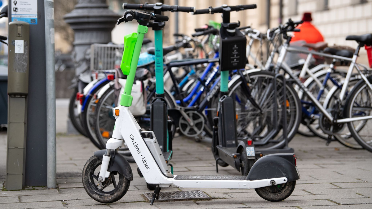 E-Scooter von Lime, Tier und Bolt stehen in Berlin auf einem Gehweg. - Foto: Sven Hoppe/dpa