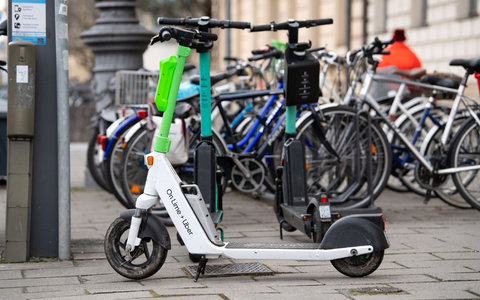 E-Scooter von Lime, Tier und Bolt stehen in Berlin auf einem Gehweg. - Foto: Sven Hoppe/dpa