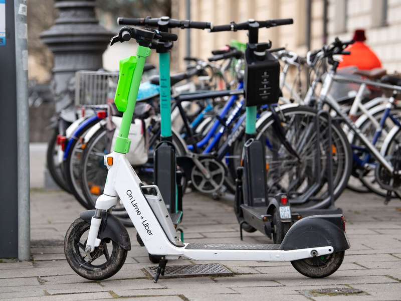 E-Scooter von Lime, Tier und Bolt stehen in Berlin auf einem Gehweg. - Foto: Sven Hoppe/dpa