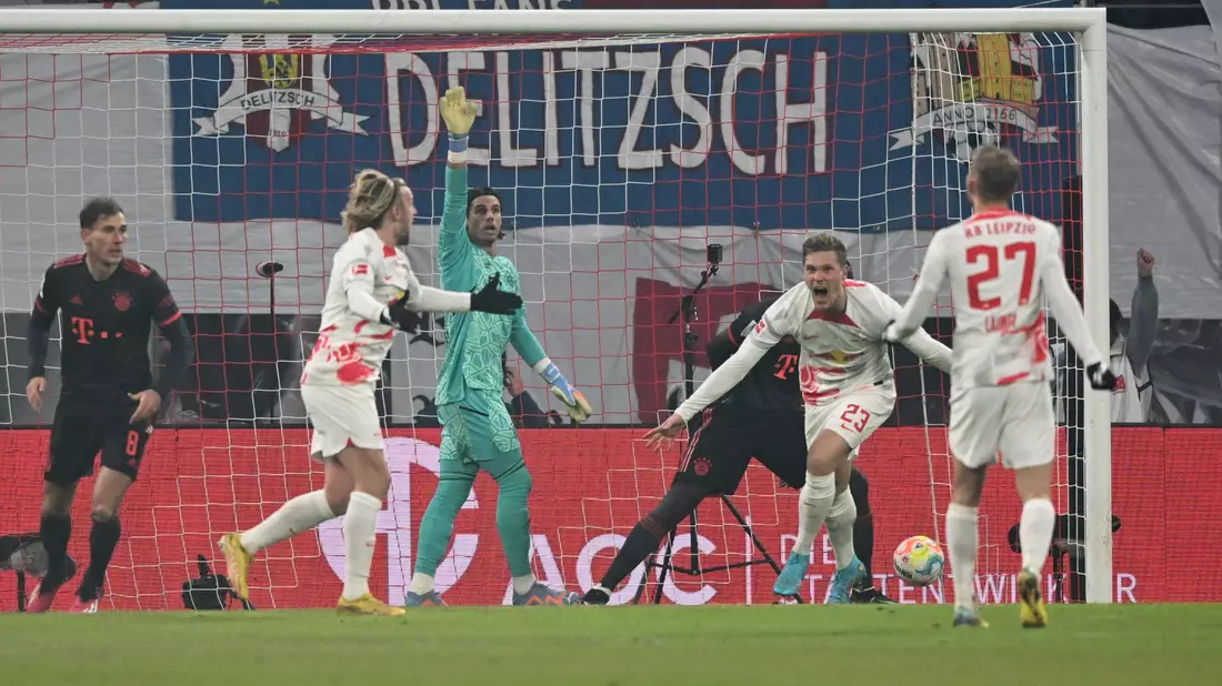 Leon Goretzka (l) und Leipzigs Xavi Simons kämpfen um den Ball. - Bild: Hendrik Schmidt/dpa