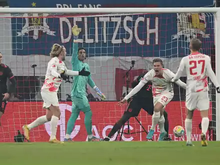 Die Bayern kämpften sich in Leipzig wieder heran. - Foto: Hendrik Schmidt/dpa