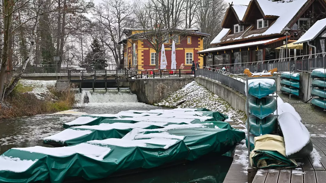 Ein Fließ (Wasserweg) ist (noch) nicht gefroren im winterlichen Spreewald in Leipe. - Bild: Patrick Pleul/dpa