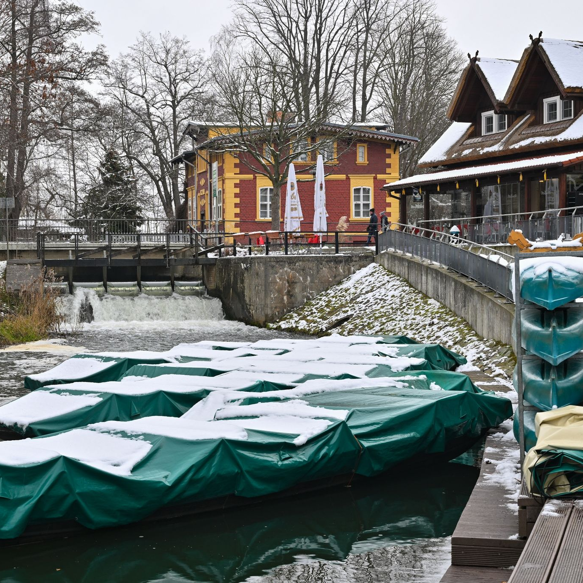 Ein Fließ (Wasserweg) ist (noch) nicht gefroren im winterlichen Spreewald in Leipe. - Foto: Patrick Pleul/dpa