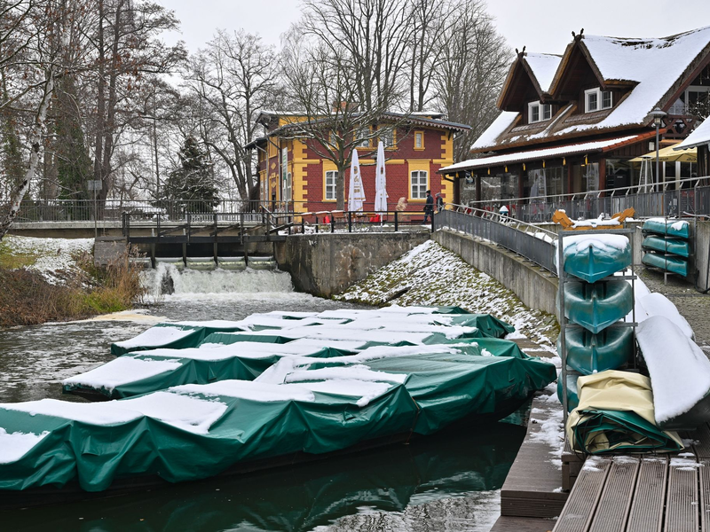 Ein Fließ (Wasserweg) ist (noch) nicht gefroren im winterlichen Spreewald in Leipe. - Foto: Patrick Pleul/dpa