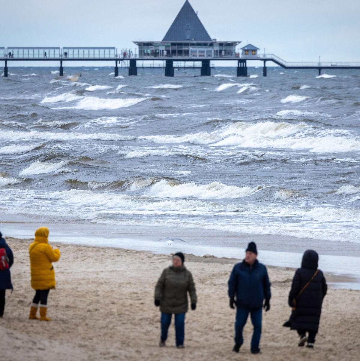 Kalt und nass zeigt sich das Wetter an der Ostsee. - Foto: Jens Büttner/dpa