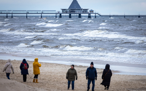 Kalt und nass zeigt sich das Wetter an der Ostsee. - Foto: Jens Büttner/dpa