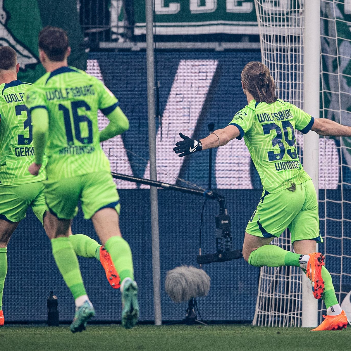 Harmloser Kick in Wolfsburg: Jonas Wind (l) vom VfL im Zweikampf gegen Freiburgs Maximilian Eggestein. - Foto: Swen Pförtner/dpa