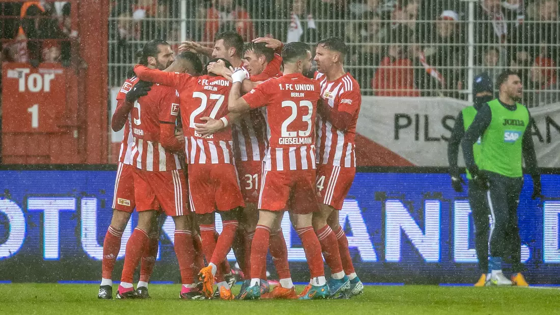 Hoffenheims Andrej Kramaric (2.v.l) verwandelt den Strafstoß zum 1:0. - Bild: Andreas Gora/dpa