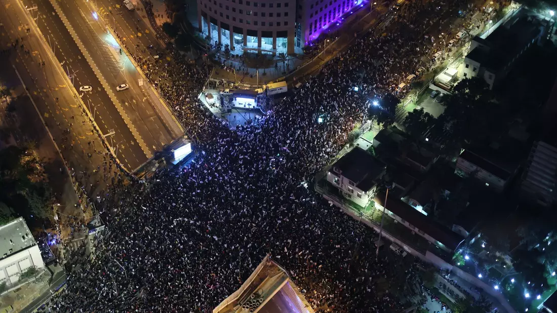 Israelis fordern bei Demonstrationen in Tel Aviv die Freilassung der von der Hamas festgehaltenen israelischen Geiseln. - Bild: Ilia Yefimovich/dpa