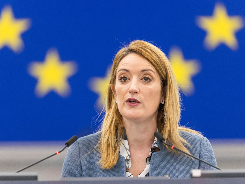 Roberta Metsola ist die Präsidentin des Europäischen Parlaments, wo derzeit über eine Asyl-Reform gesprochen wird. - Foto: Philipp von Ditfurth/dpa