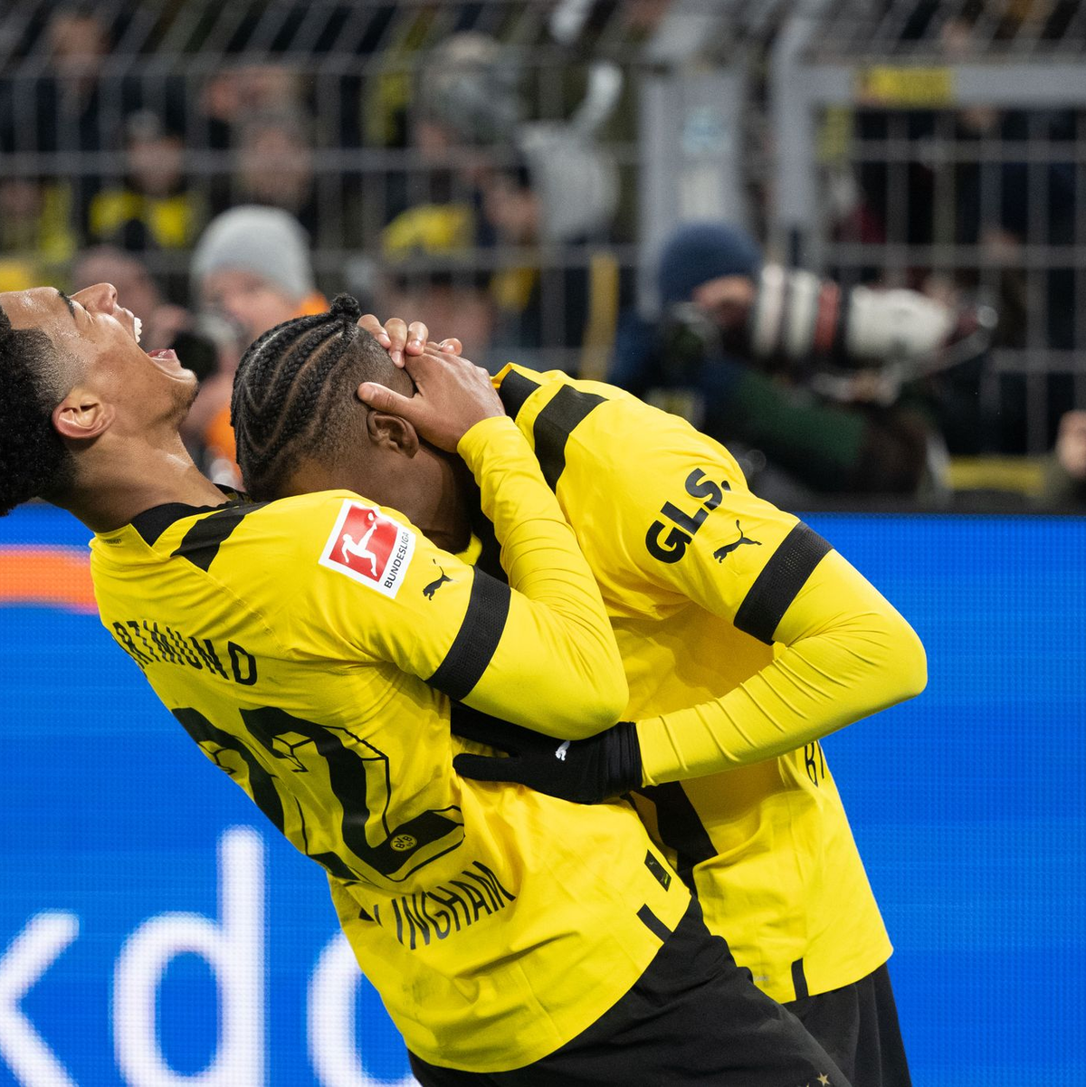 Wieder ein Rückschlag: Der BVB um Kapitän Emre Can (M) verliert gegen Augsburg. - Foto: Bernd Thissen/dpa