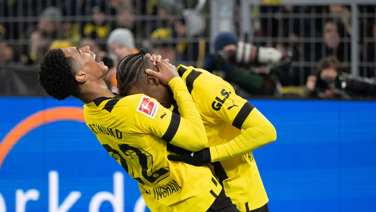 Augsburgs Gouweleeuw köpft über Kobel hinweg zur Führung - Foto: Bernd Thissen/dpa