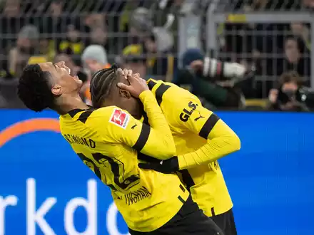 Wieder ein Rückschlag: Der BVB um Kapitän Emre Can (M) verliert gegen Augsburg. - Foto: Bernd Thissen/dpa