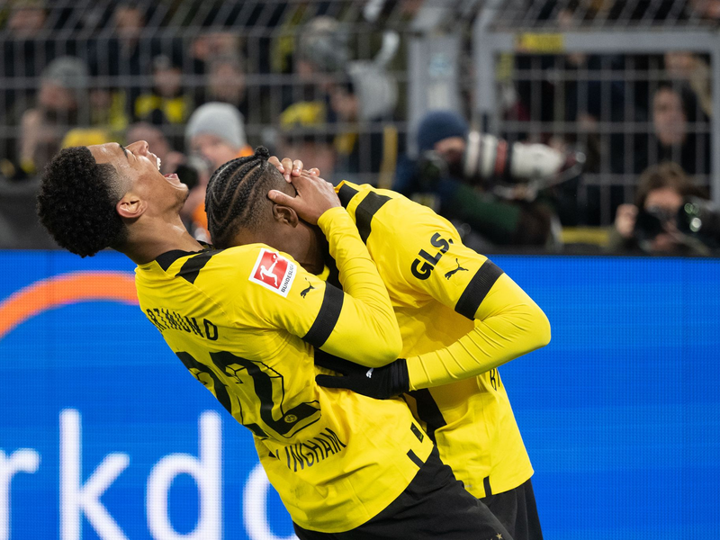 Wieder ein Rückschlag: Der BVB um Kapitän Emre Can (M) verliert gegen Augsburg. - Foto: Bernd Thissen/dpa