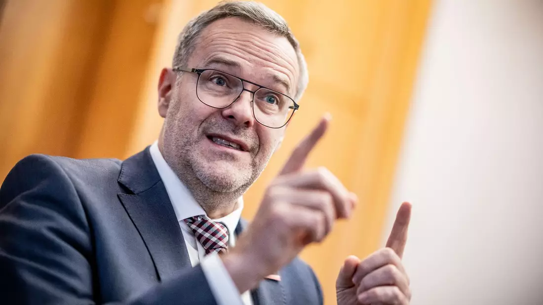 «Es fällt immer schwerer, Betriebsnachfolger zu finden oder Meisterinnen und Meister, die sich selbstständig machen oder ein Unternehmen gründen wollen», sagt ZDH-Präsident Jörg Dittrich. - Bild: Michael Kappeler/dpa
