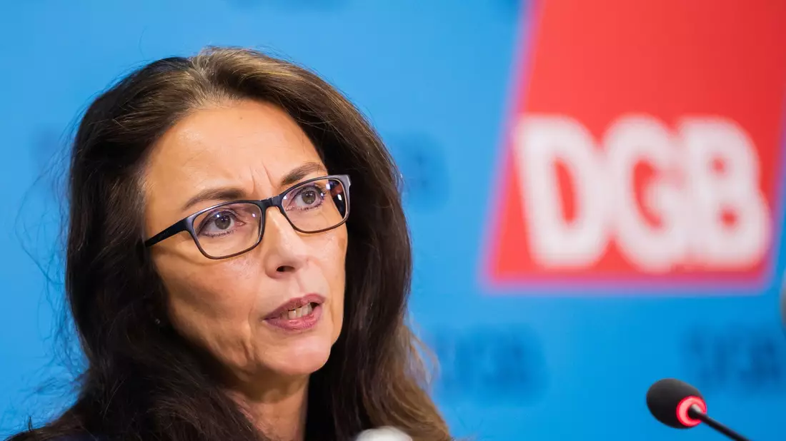 DGB-Chefin Yasmin Fahimi sorgt sich um die Industrie. - Bild: Christoph Soeder/dpa