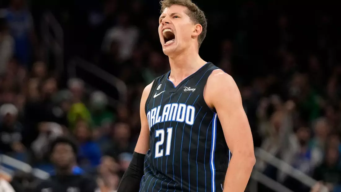 Moritz Wagner (r) und die Orlando Magic, haben das entscheidene Playoff-Spiel gegen Cleveland verloren. - Bild: John Raoux/AP/dpa