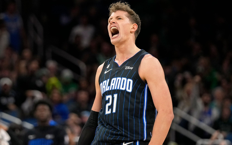 Moritz Wagner (r) und die Orlando Magic, haben das entscheidene Playoff-Spiel gegen Cleveland verloren. - Foto: John Raoux/AP/dpa