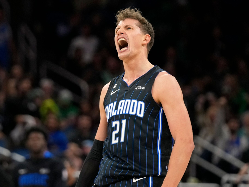 Moritz Wagner (r) und die Orlando Magic, haben das entscheidene Playoff-Spiel gegen Cleveland verloren. - Foto: John Raoux/AP/dpa