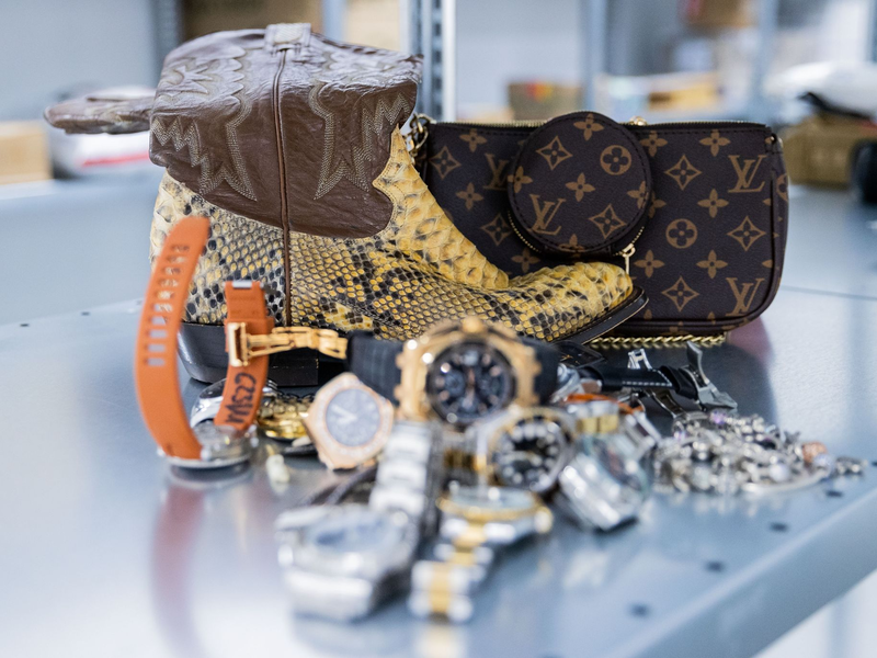 Auf dem Binnenmarkt der EU wurden 2023 so viele Fälschungen beschlagnahmt wie in den vergangenen zwölf Jahren nicht. (Symbolbild) - Foto: Rolf Vennenbernd/dpa