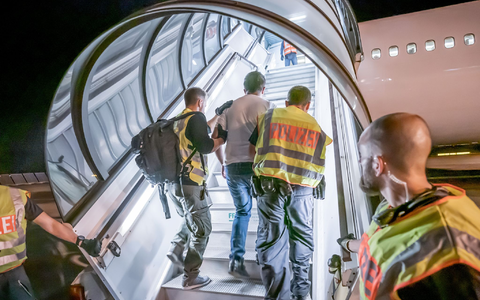 Abschiebung: Polizeibeamte begleiten einen Afghanen auf dem Flughafen Leipzig-Halle in ein Charterflugzeug. - Foto: Michael Kappeler/dpa