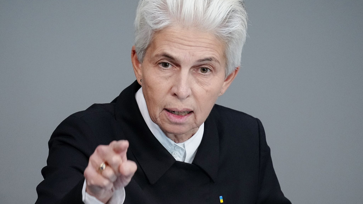 Marie-Agnes Strack-Zimmermann findet deutliche Worte: «Ich empfehle dringend, dorthin zu reisen, um zu sehen, welche Tragödien sich dort abspielen.» - Foto: Kay Nietfeld/dpa