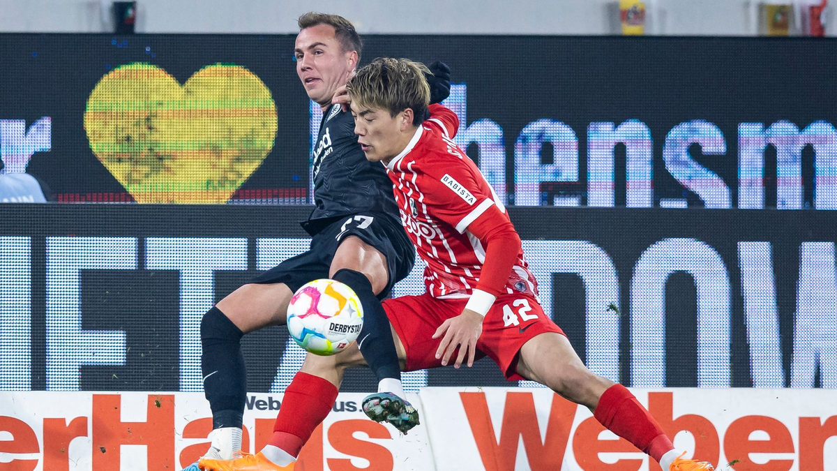 Freiburgs Lukas Kübler (r) im Kopfballduell mit Frankfurts Doppeltorschützen Ansgar Knauff. - Foto: Tom Weller/dpa