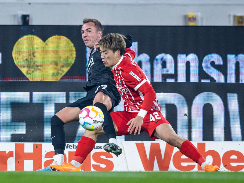 Freiburgs Lukas Kübler (r) im Kopfballduell mit Frankfurts Doppeltorschützen Ansgar Knauff. - Foto: Tom Weller/dpa