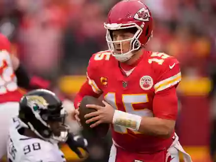 Sollten die Chiefs mit Patrick Mahomes gegen die 49ers gewinnen, wäre es der dritte Triumph im Super Bowl binnen fünf Jahren für das Team. - Foto: Charlie Riedel/AP/dpa