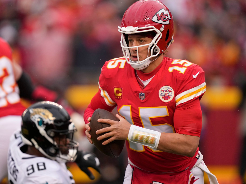 Sollten die Chiefs mit Quarterback Patrick Mahomes gegen die San Francisco 49ers gewinnen, wäre es der dritte Triumph im Super Bowl binnen fünf Jahren für das Team. - Foto: Charlie Riedel/AP/dpa