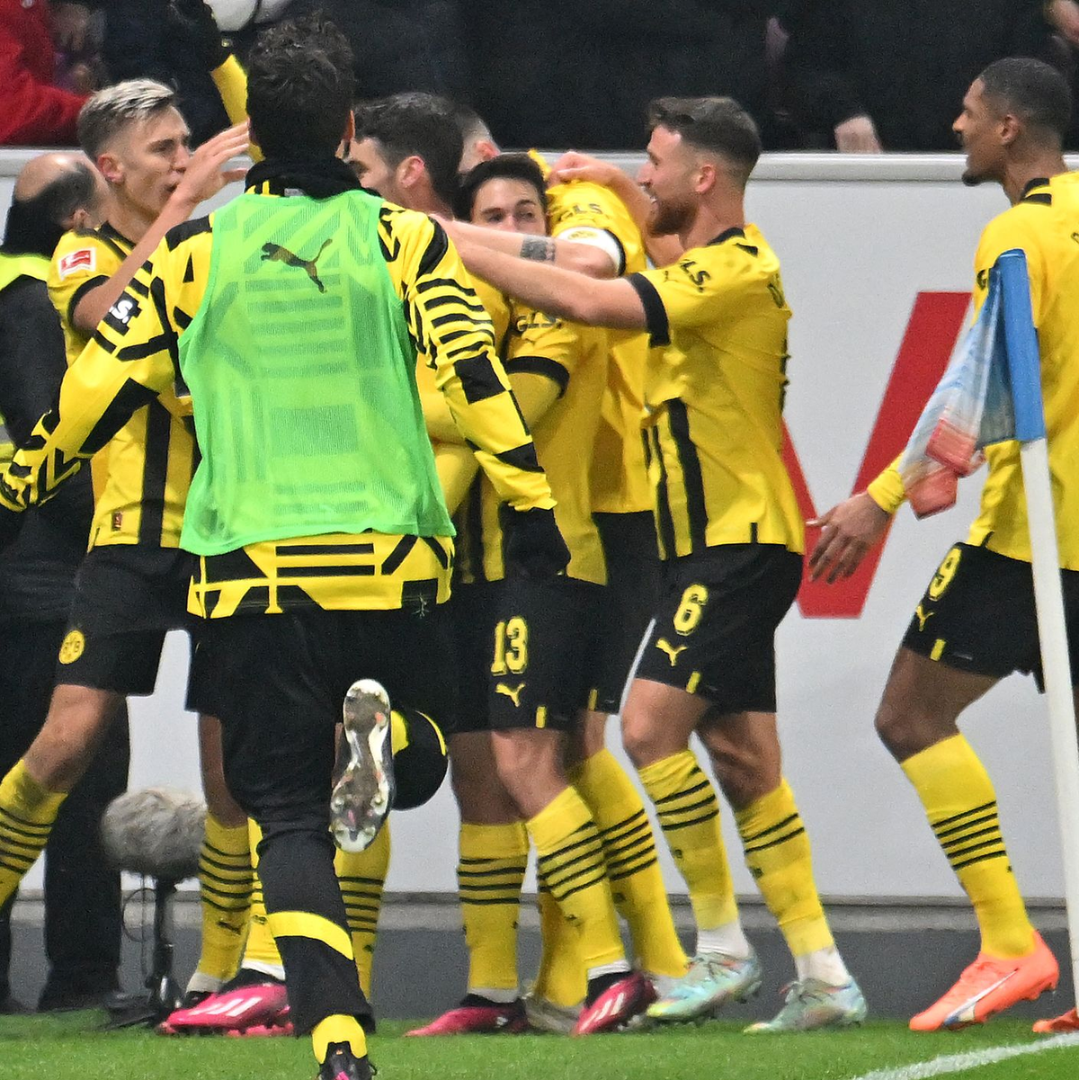 Dortmunds damaliger Trainer Jürgen Klopp feiert 2011 auf dem Borsigplatz die Meisterschaft. - Foto: Torsten Silz/dpa