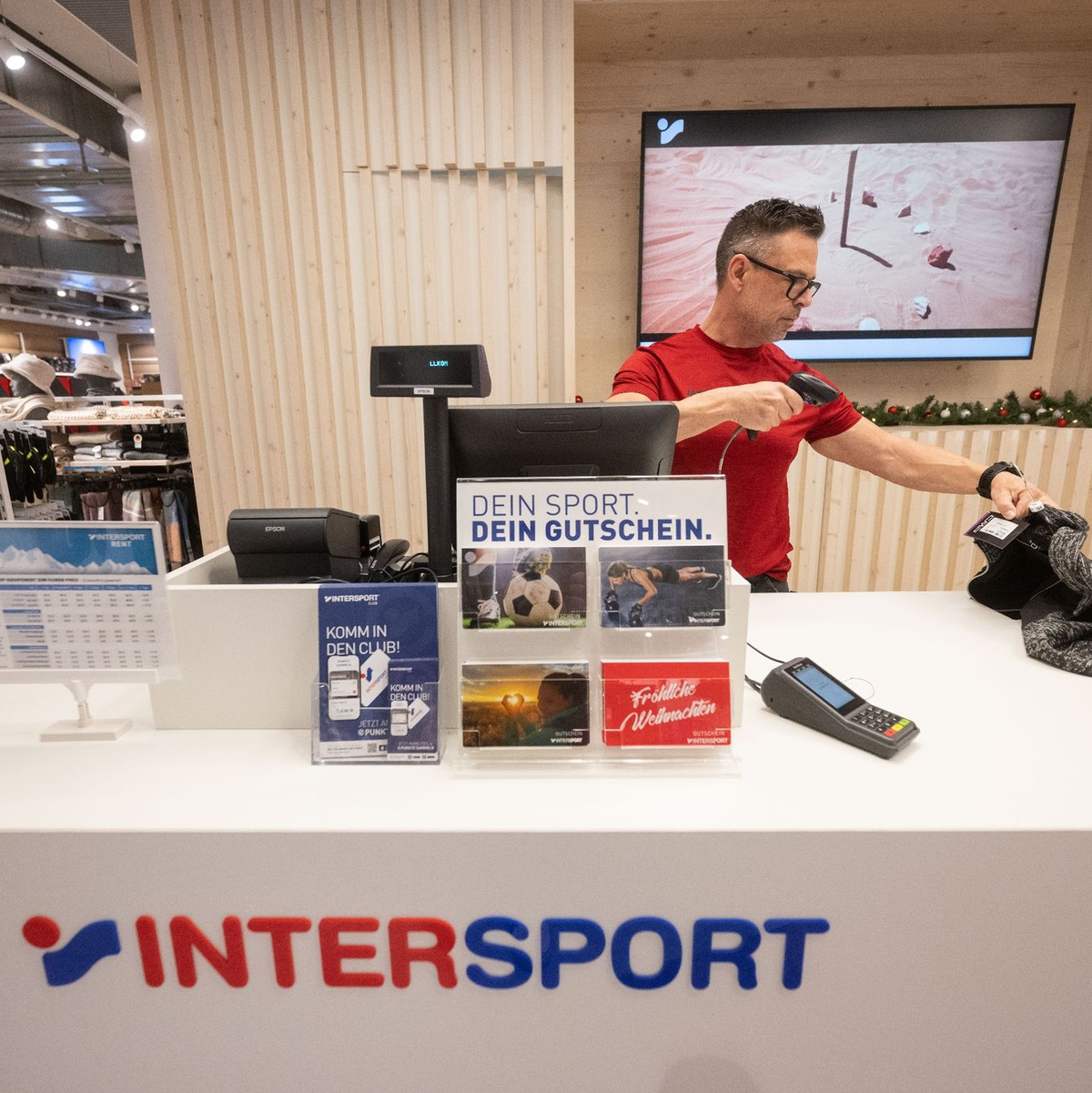 Während der Fußball-Europameisterschaft in Deutschland hat Intersport mehr als 450.000 Fußballtrikots verkauft. (Symbolfoto) - Foto: Marijan Murat/dpa