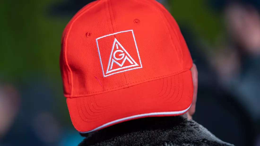 Die IG Metall hat die Beschäftigten aufgerufen, ihre Arbeit unbefristet niederzulegen. - Bild: Silas Stein/dpa