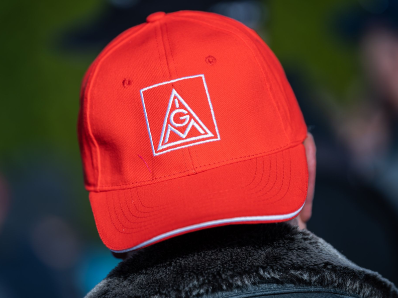 Die IG Metall hat die Beschäftigten aufgerufen, ihre Arbeit unbefristet niederzulegen. - Foto: Silas Stein/dpa